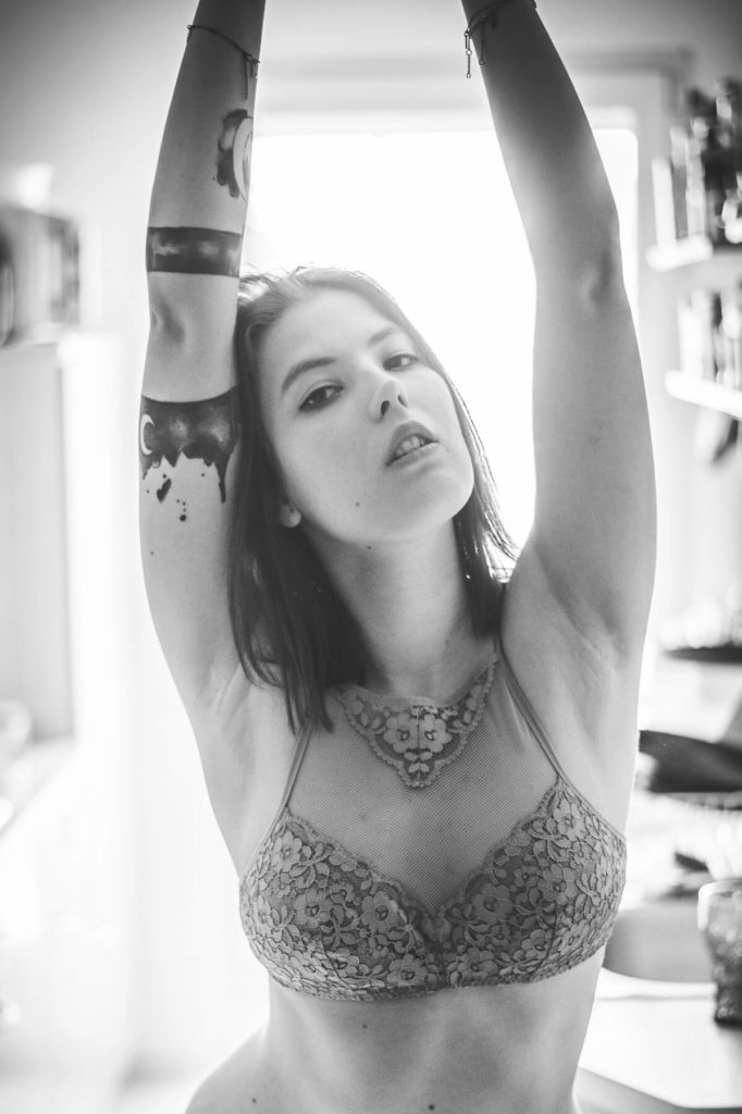 Lingerie frau portrait tattoos schwarz weiss