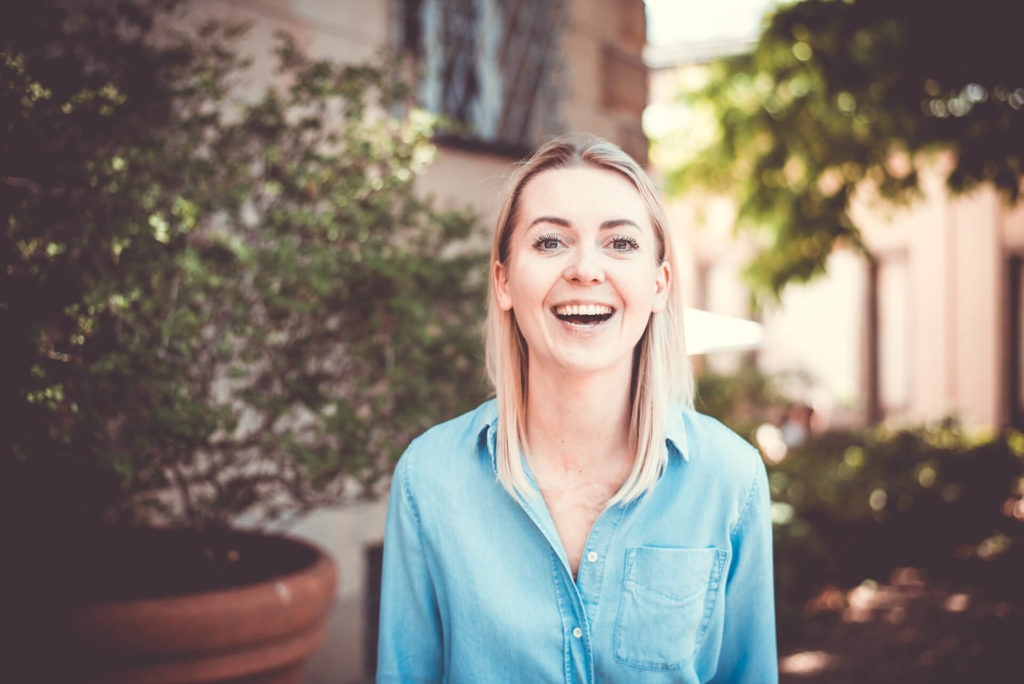 Portrait frau blond lachen pflanze