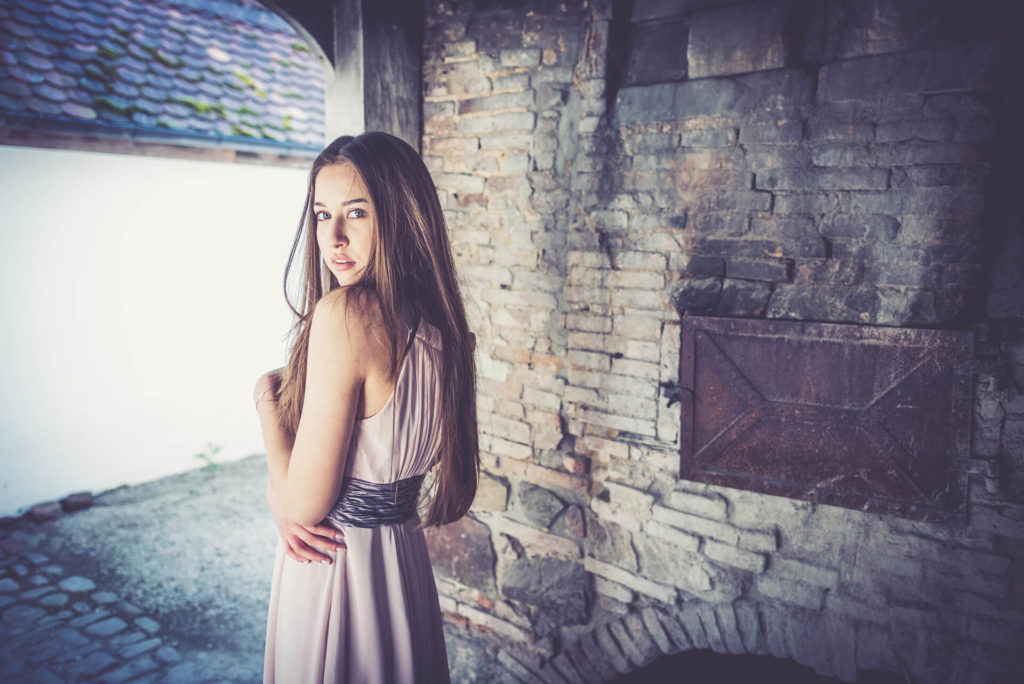 Portrait frau kleid steinwand torbogen