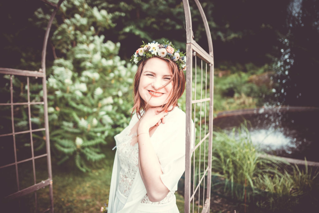 Wedding braut portrait blumenkranz garten